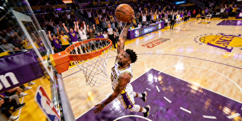 NBA篮球比赛现场，球员高高跃起扣篮的激动人心时刻
